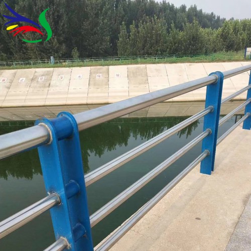 不銹鋼復合管現(xiàn)貨銷售 橋梁防撞欄桿