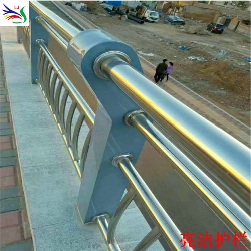32*4不銹鋼復(fù)合管護(hù)欄 復(fù)合管護(hù)欄價格