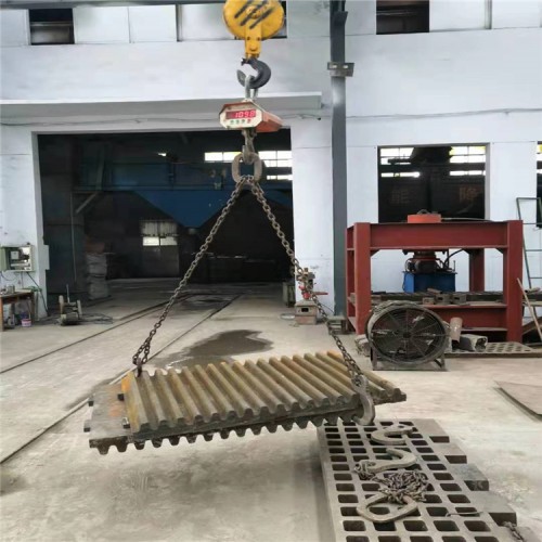 江蘇徐州礦山破碎機顎板牙板錘頭漏板全系列高錳鋼合金耐磨件