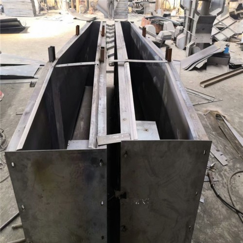 道路防撞墻模板 橋梁防撞墻模板 水泥防撞墻模具運輸快速