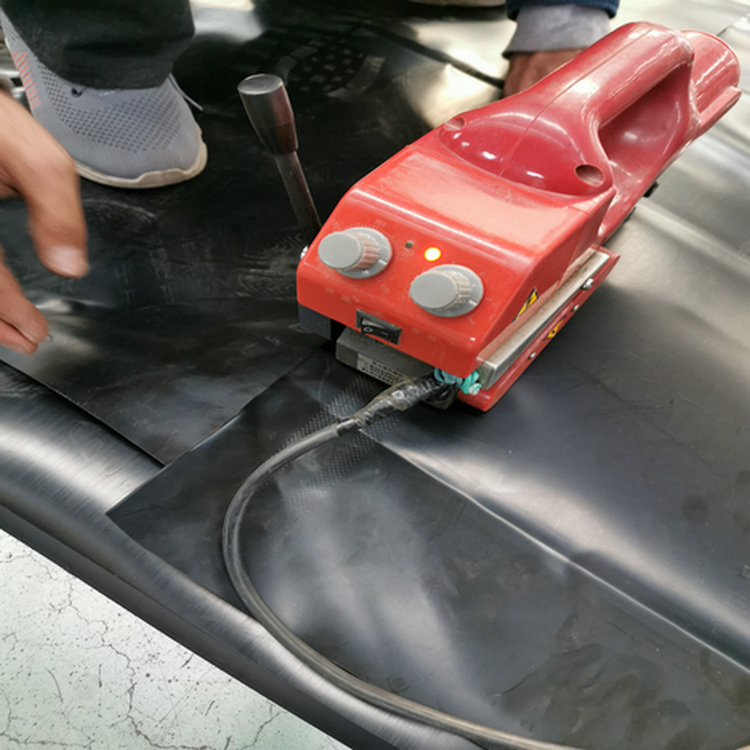 化學(xué)反應(yīng)池防滲用1.5mm土工膜生產(chǎn)廠家