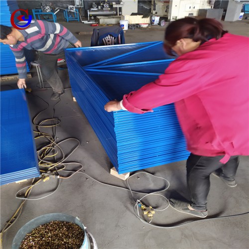 高層防護爬架網 安全爬架網 沖孔鋼板網創(chuàng)宇爬架網廠家