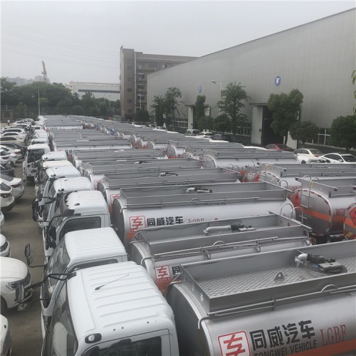 小八檔大輪胎加油車