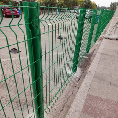 桃型柱護欄網 三道折彎護欄網 D型柱圍欄網