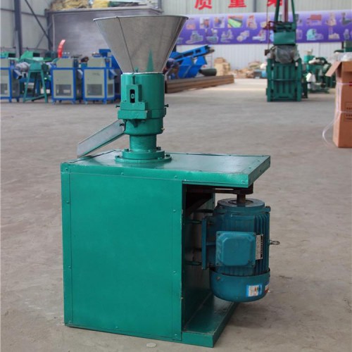 飼料顆粒機家用兩相電玉米秸桿青?干粉加工飼料的設(shè)備