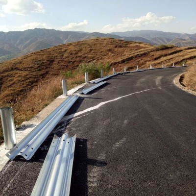 公路防撞設(shè)施B波形防護欄